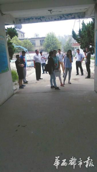 江苏沛县民政部门赶赴杨屯村杨屯中学调查“疑似抗战川军墓地”。