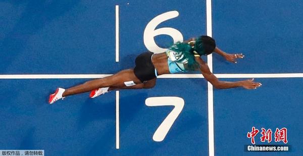 奥运女子400米决赛 米勒鱼跃俯冲夺冠