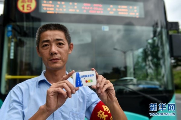 8月15日,公交车司机朱汉彬展示"电子标识卡".