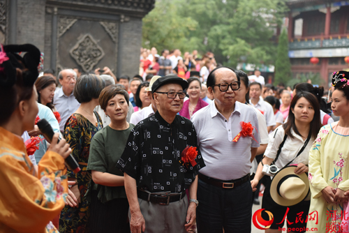 图为《红楼梦》剧组重游荣国府。张梦琪 摄