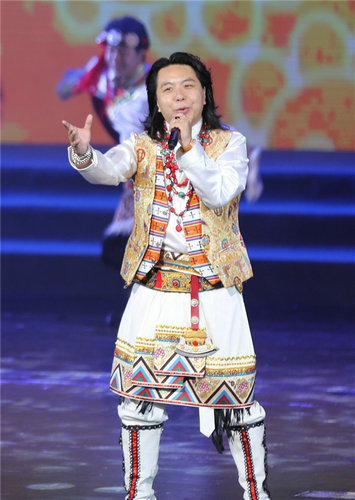 汲取着甘肃文化的粗犷,以欢快悠扬的新藏式情歌实现音乐梦想;索南扎西