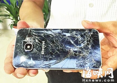 福州市民维修引纠纷 三星售后竟砸顾客手机