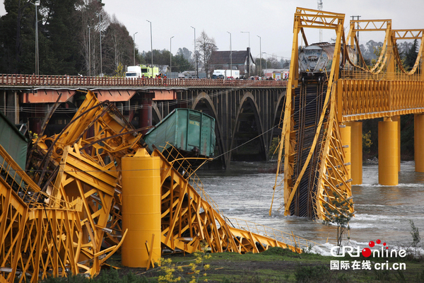 智利南部一座桥梁坍塌 数节车厢跌落河岸(高清