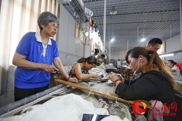 汴绣传承人王素花在工作室指导徒弟 霍亚平 摄