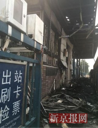 9时50分，事发车站已无明火名烟，着火车辆被拉走，值班室一片狼藉。