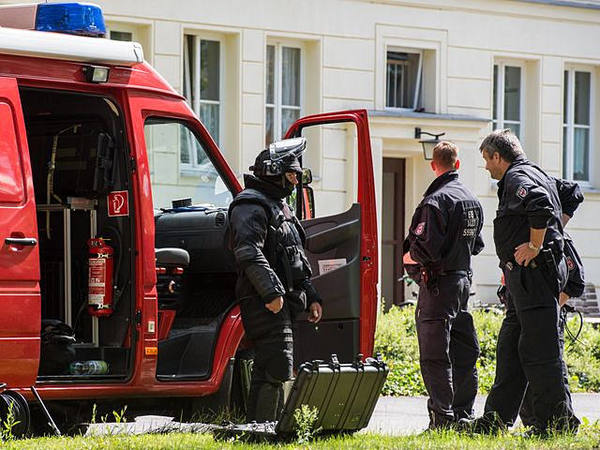 　　8月17日，德国艾森许滕施塔特市，警察对一栋建筑展开搜查。（图片来源：新华/美联）
