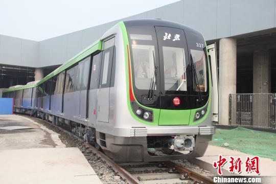 北京首列8A型列车亮相：载客量大、运力显著提升(图)