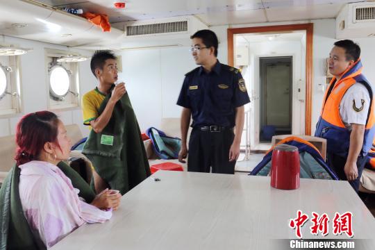 广西防城港一渔船遭风暴攻击翻扣2名落水渔民获救