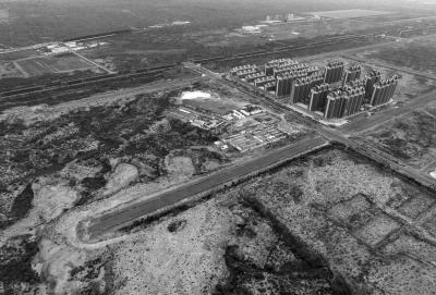 　　房屋周边建设都还没有完成。京华时报记者陶冉摄