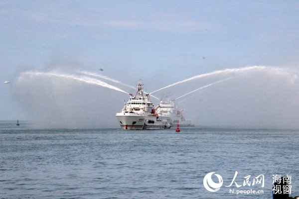 救援船队表演“大鹏展翅”