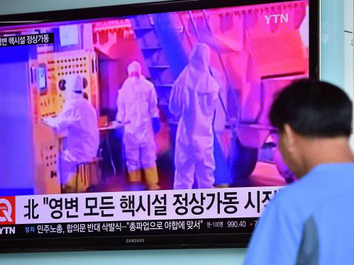 资料图片：2015年9月15日，一名男子在韩国首尔一处火车站观看有关朝鲜的电视报道。据朝中社当天报道，朝鲜原子能研究院表示，宁边所有核设施已开始正常运转。 （法新社）