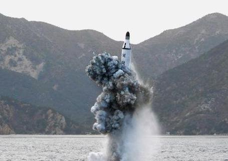 图为朝鲜2016年4月份试射潜射导弹现场照