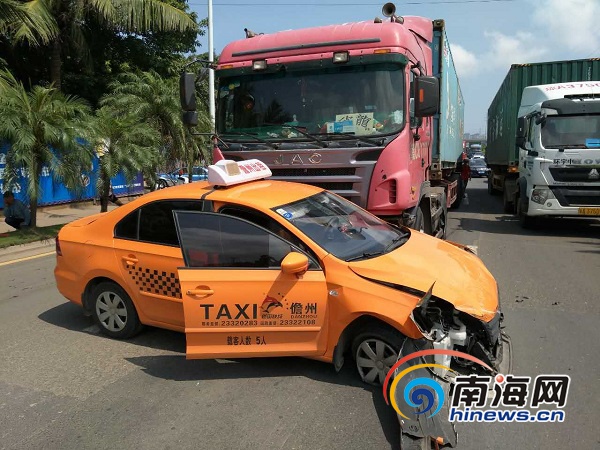 南北通货运市场附近发生一起交通事故,一辆集装箱撞上一辆儋州出租车