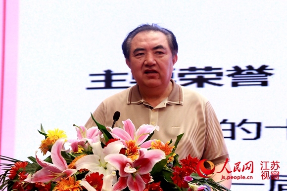江苏省扶贫“三会”理事长丁解民称赞上官鹏程是学生的榜样。