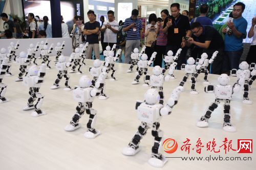 带您去看文博会:一群机器人跳舞,迷倒小观众