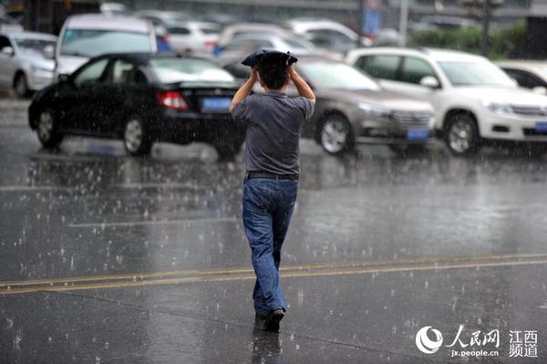 25日中午，暴雨突袭南昌，不少市民被淋得措手不及。