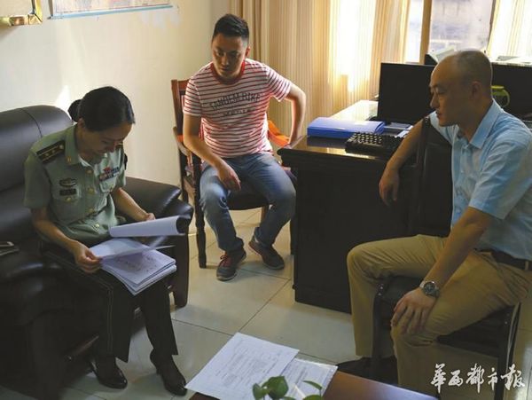 双流区消防大队教导员叶小莉（左）耐心给办事市民讲解政策、审查审批材料。（资料图片）