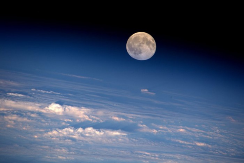 宇航员威廉姆斯在社交网站上发布了这张满月图片。（图片来源：NASA/Jeff Williams）