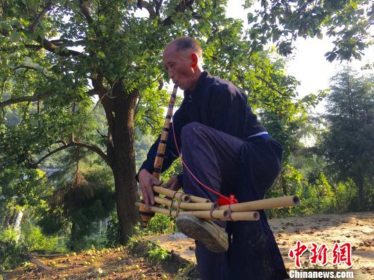 图为苗族“烧灵舞”传承人杨德明在排练演奏芦笙。　杨云　摄