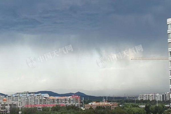 8月27日下午，北京上空出现雨幡。（郭建兴/拍摄）