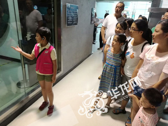 小小科技辅导员在重庆科技馆为到场观众进行讲解。记者 伊永军 摄