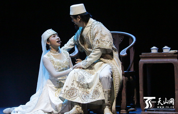 《别失八里》音乐剧演出场景，索菲亚与养父达吾德。