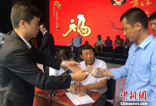 圖為村民領分紅。 劉玉桃攝