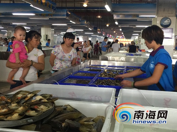 海口市新埠岛的海口水产品综合批发市场投入使用,市民购买海鲜。 新埠岛农坡经济社负责人王朝阳介绍说,市场以平价水产品批发为主,早茶、午餐、下午茶、夜宵、中餐面积超过1.4万平方米,可为广大市民、游客提供卫生整洁的用餐环境。 据了解,海口水产品综合批发市场项目是2013年海口市开展城市管理工作中,美兰区委、区政府向市委、市政府提出的拆违不产、不减少农民收入设想,利用农村集体留用地来发展经济的惠民示范项目,创造了3000多个就业岗位,并且全力配合海口市双创工作,安置搬迁商户近300家,不仅为商户提供了更