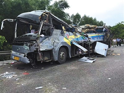 昨日，广西南宁，一辆大客车在广昆高速发生翻车事故。事故车辆被恢复到路面，车架毁损严重。图/视觉中国