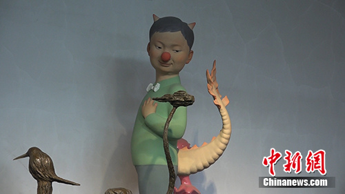 闫磊的小丑系列雕塑作品。中新网 路伟 摄