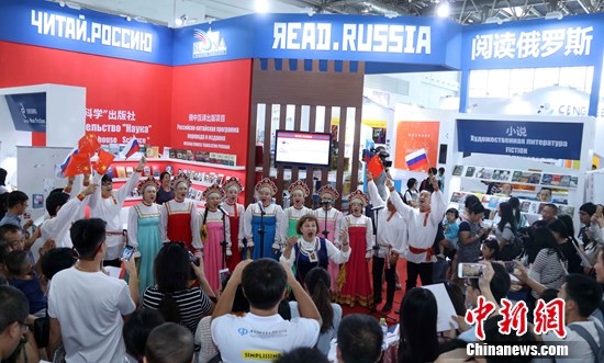 8月27日，北京“手递手”合唱团演唱俄罗斯经典老歌。