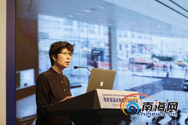 　　请迪勒·斯科菲迪奥与伦弗罗工作室合伙人、普林斯顿大学建筑系教授伊丽莎白·迪勒女士发言。南海网记者 刘洋 摄