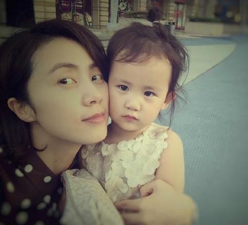 孙莉贴脸合照多妹 素颜出镜皮肤超水嫩