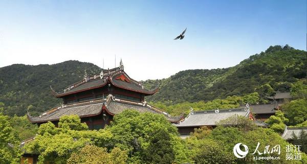 沿着西湖北岸，走入灵隐寺，体会这里的一片静谧与美好。薛宁刚 摄