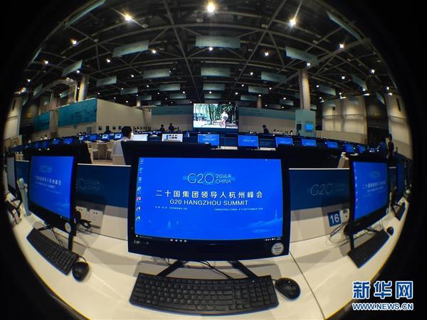 　　 9月1日，媒体工作人员在新闻中心内工作。