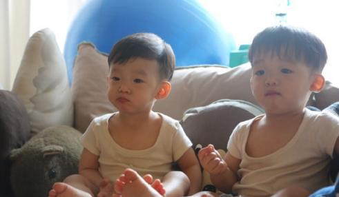 范玮琪的双胞胎儿子,傻傻分不清哥哥弟弟