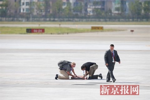奥巴马抵达杭州萧山国际机场前，美方工作人员在机场跑道进行准备工作。