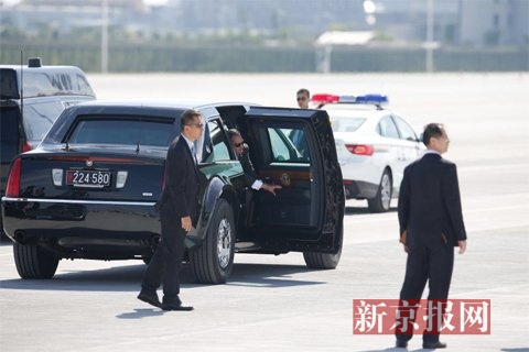 奥巴马坐上美国大使馆派出的专车准备离开机场。