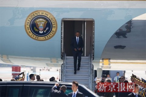奥巴马走出“空军一号”。