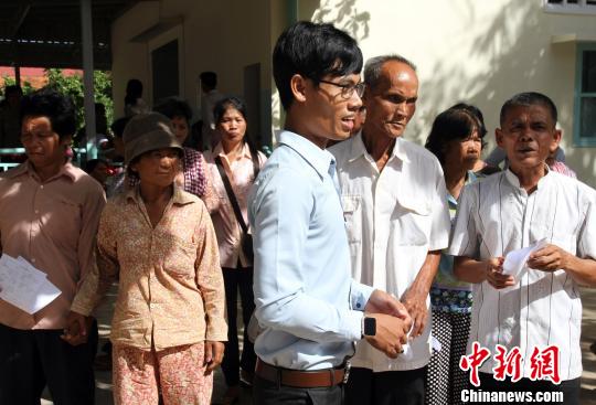 海南柬埔寨光亮行眼科专家高超技艺感动柬埔寨患者