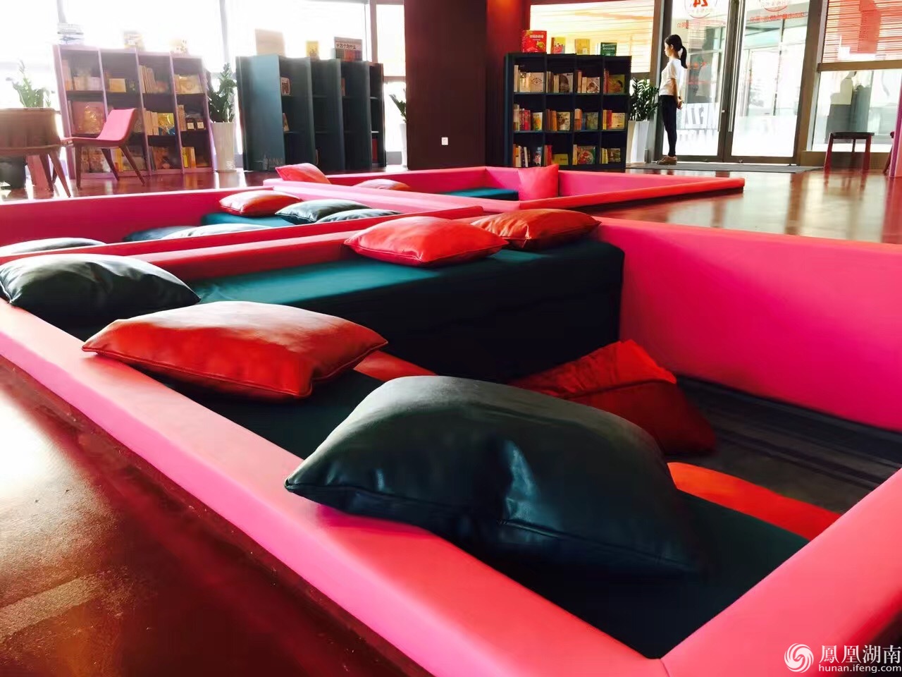 梅溪书院设计师:中国红的书店是长沙独有建筑