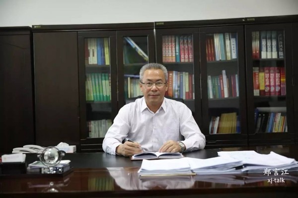 　　青河县委书记简庭卫