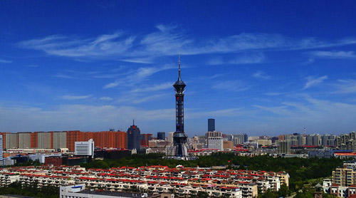 蓝天白云，城市越发美丽。网友“尧舜青年”摄