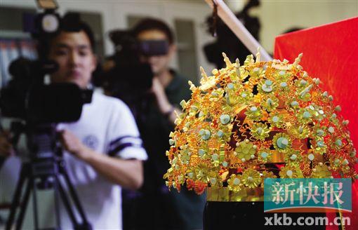 ■萧后冠仿制品。(新华社发)