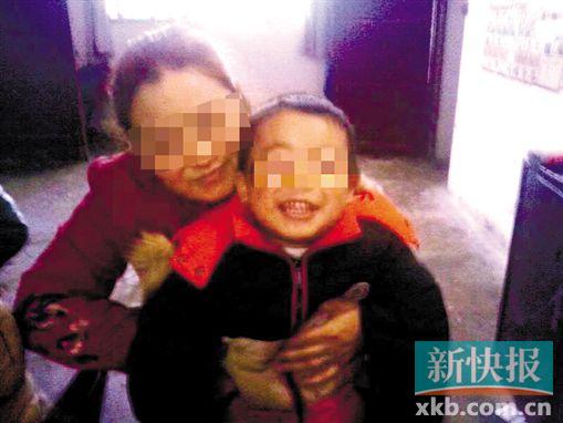 ■程女士生前和小孩开心玩耍。家属供图
