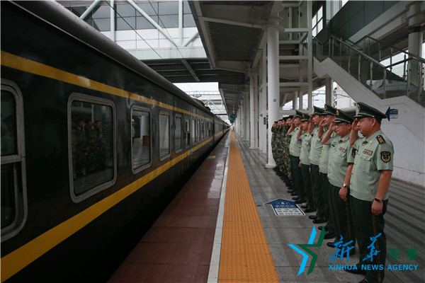 向老兵敬礼。许东摄