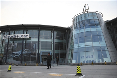 4月11日，被歌手陈红前夫家人两天前砸了的梅赛德斯－奔驰（北京）中心暂停营业，并由保安看守。资料图片/新京报记者 薛珺 摄