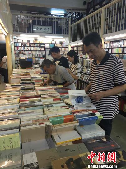 晓风书屋关门消息引来诸多爱书人关注，一时客满。　林春茵 摄