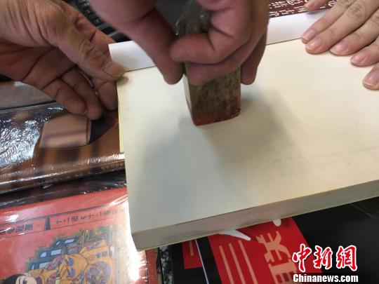 店员蔡文强说，每一间晓风都有一枚个性印章，都是读者所赠。书屋创始人许志强认为，晓风可以多样化，多种定位都没关系。　林春茵 摄