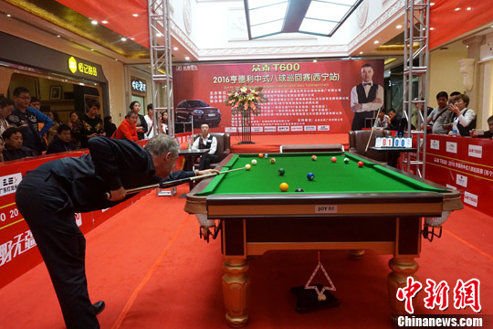 图为史蒂芬·亨得利正在与西北五省区中式黑八冠军刘剑切磋球技。孙睿　摄